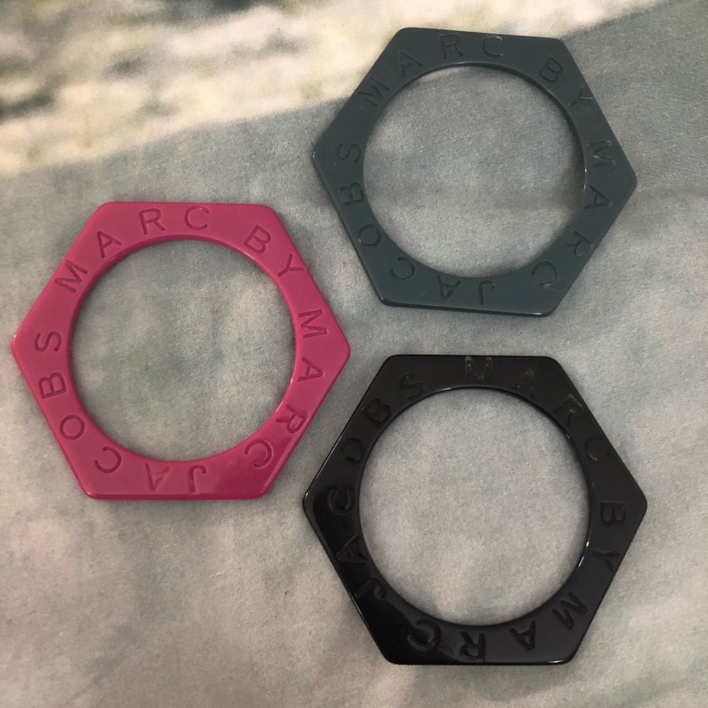 MARC BY MARC JACOBS PLASTIC BANGLES